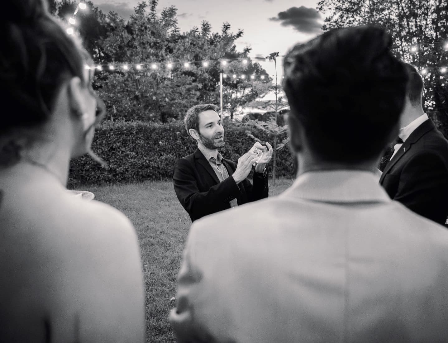 Magicien close-up en mariage en Occitanie — tour de magie devant les invités