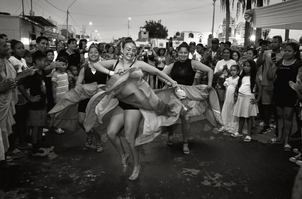 Dancing in the Carnaval Negro, El Carmen