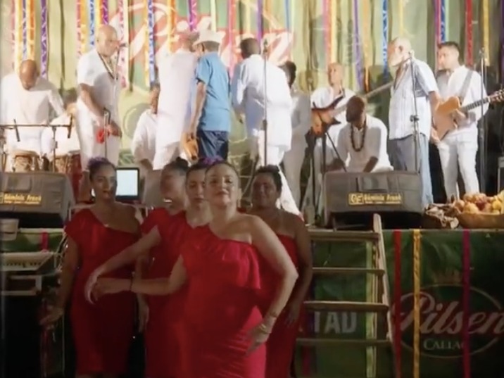 Performing at La Yunza de la familia Ballumbrosio