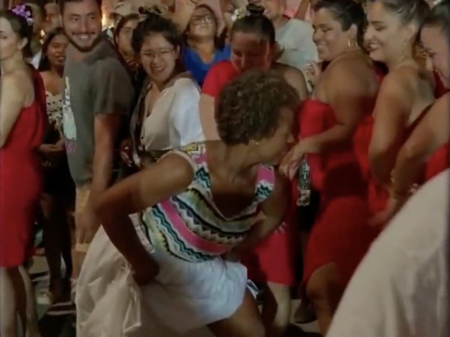 Dancing inside the crowd, El Carmen