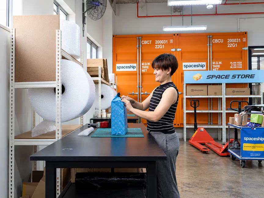 SpaceLabs fulfilment workspace with packing station