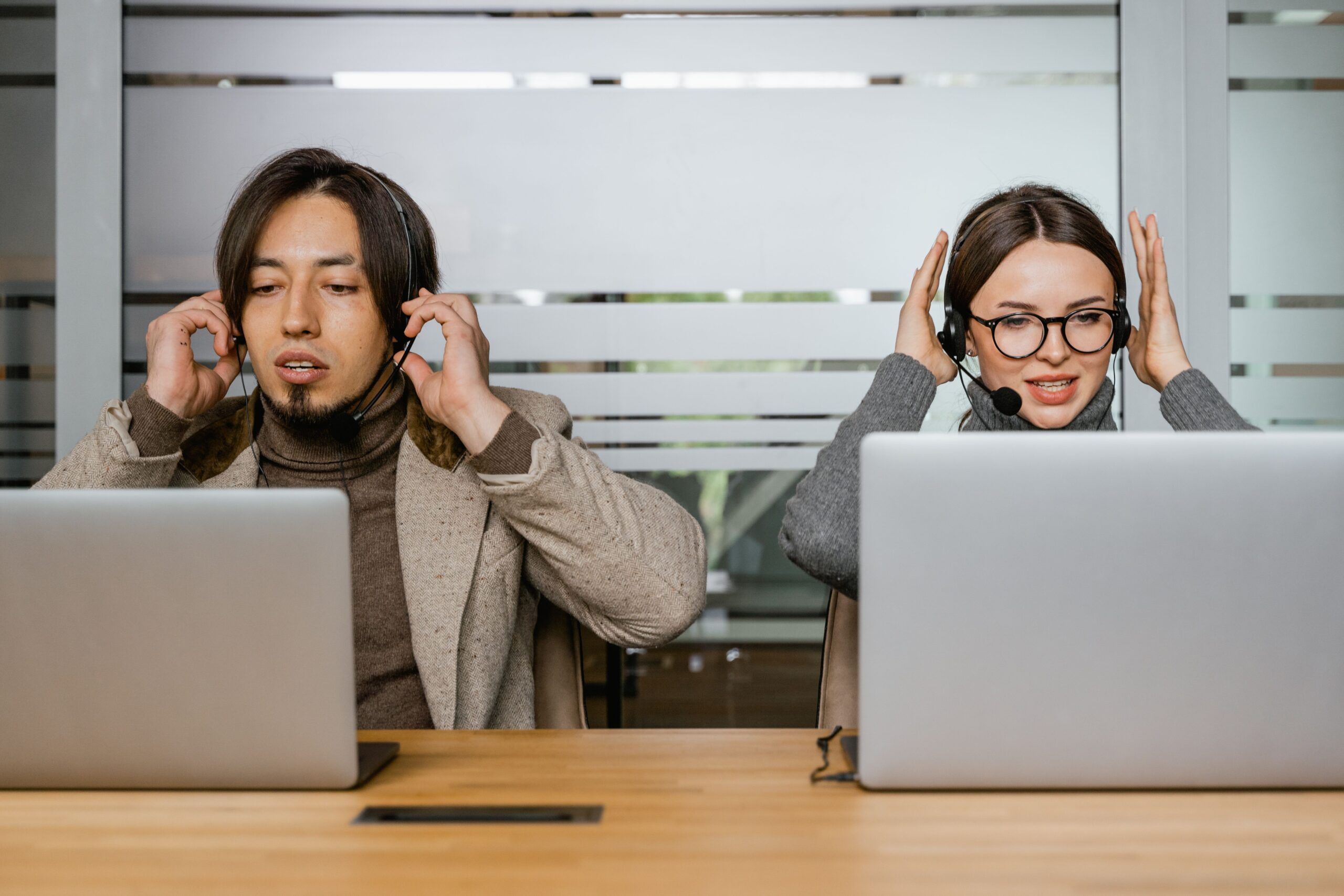 Bilingual customer support agents in a Colombia