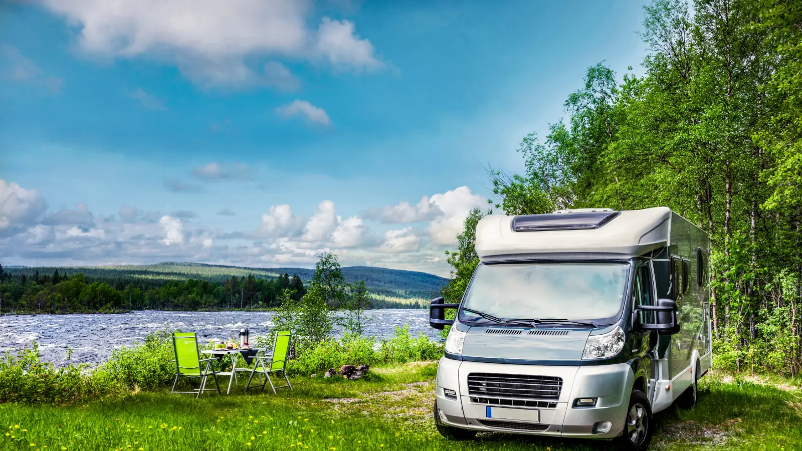 Intérieur de camping-car avec coin bureau et sièges