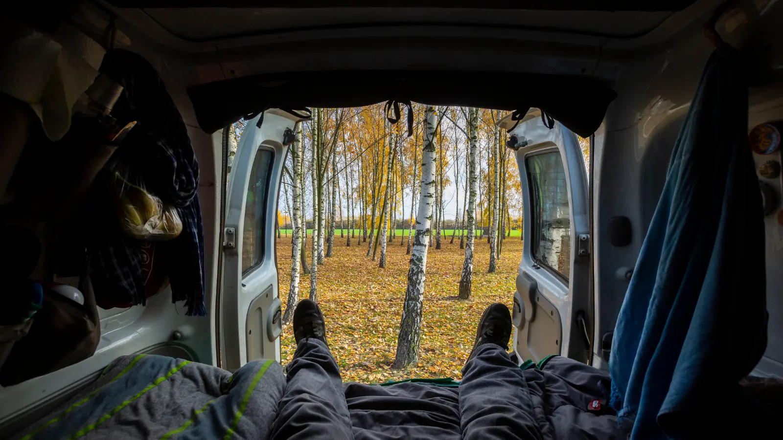 Intérieur de fourgon aménagé traversé par la lumière du jour