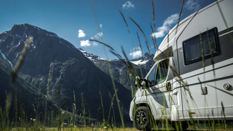 Intérieur de camping-car avec coin bureau et sièges