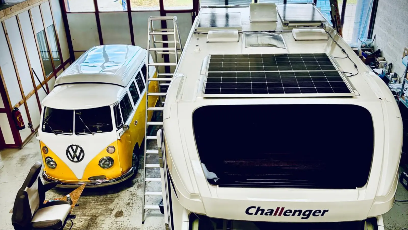 Intérieur de camping-car avec coin bureau et sièges