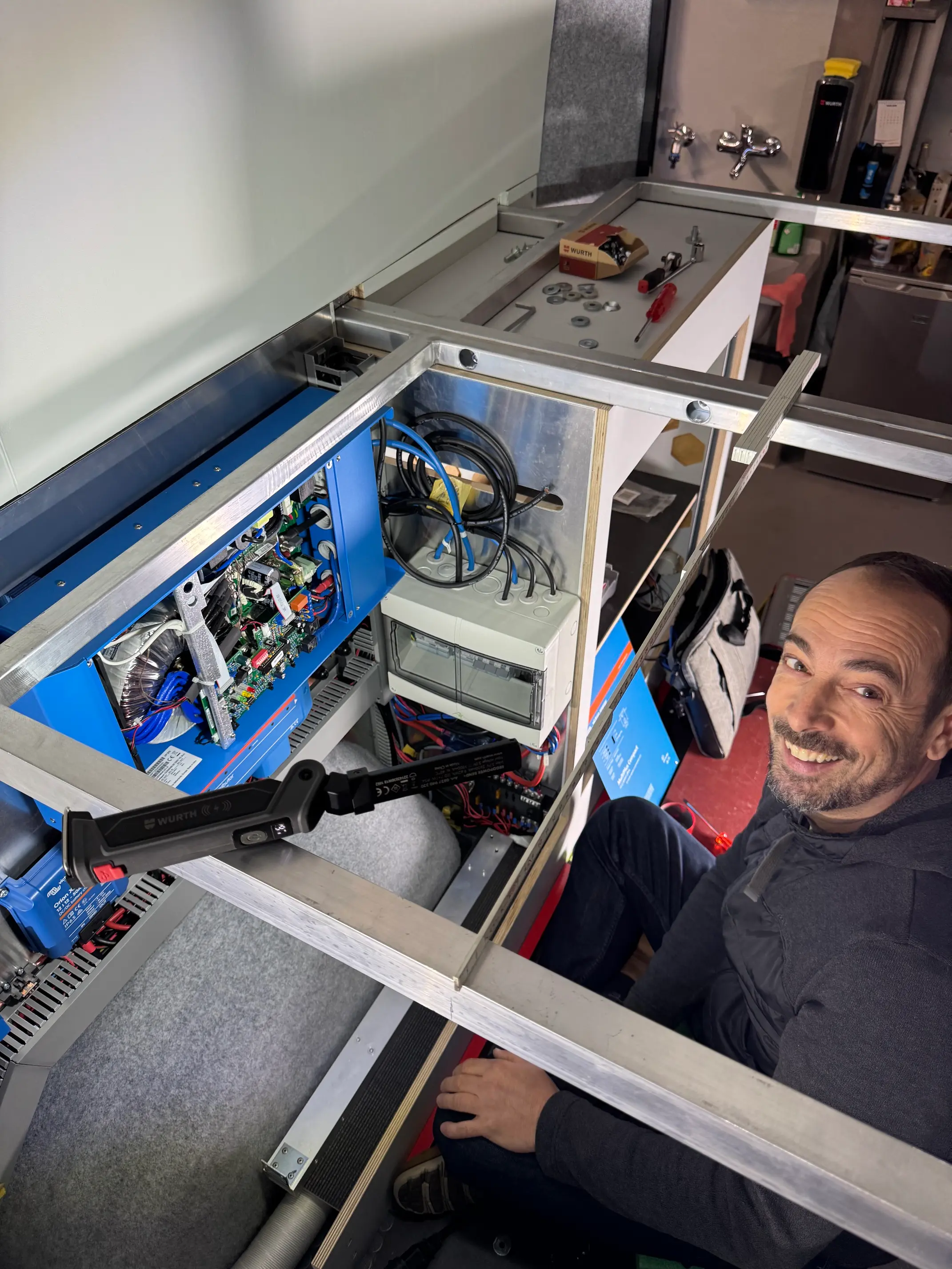 Homme au travail sur une installation solaire