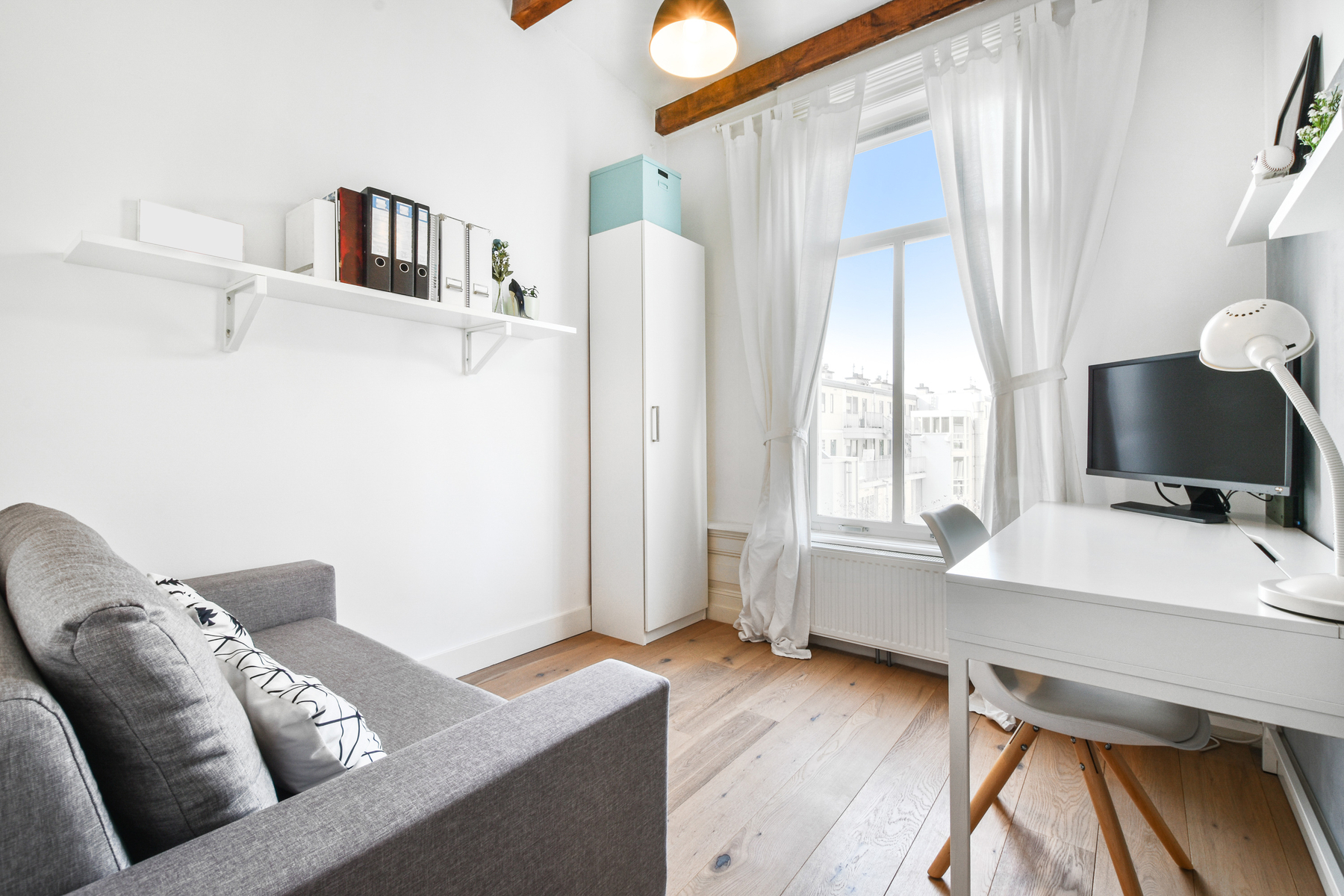 Beispiel eines möblierten Zimmers mit Arbeitsplatz und Schrank