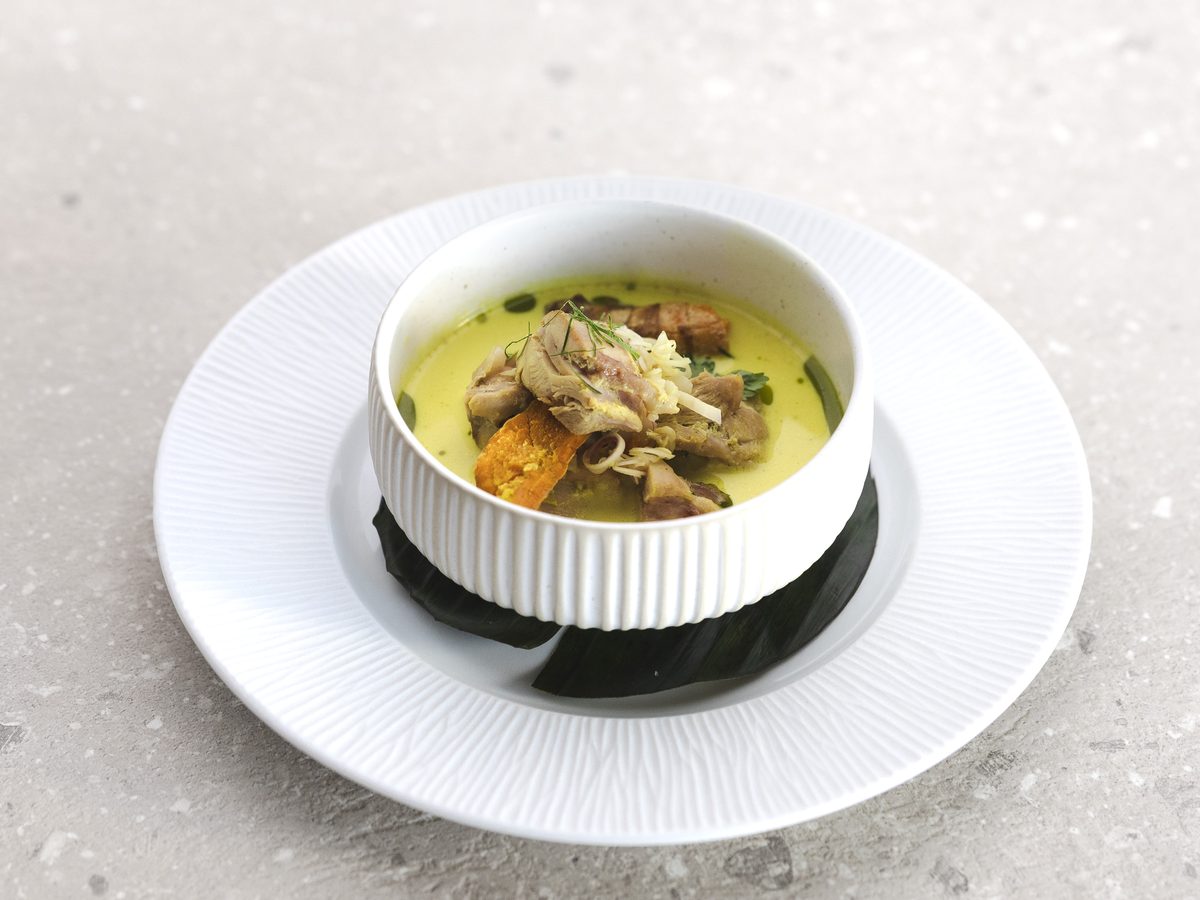 Tom kamin gai, chicken turmeric soup, Anaalā Valletta