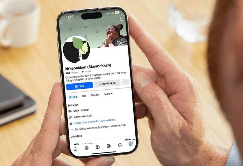 Mobiltelefon viser Birkebakkens side på sociale medier