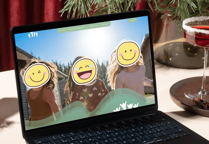Person holder en brochure fra Fonden Forcen