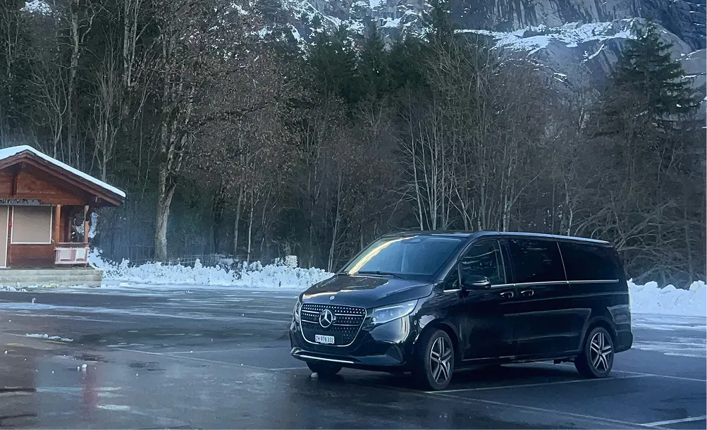 Mercedes-Benz Classe V nera in un parcheggio alpino innevato nella regione di Grindelwald, servizio invernale Jetlimolux
