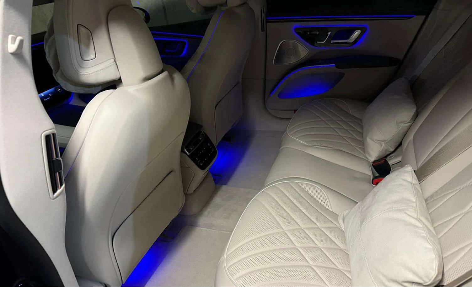 Interni in pelle avorio di berlina elettrica Mercedes-Benz EQS, mobilità premium a zero emissioni Jetlimolux