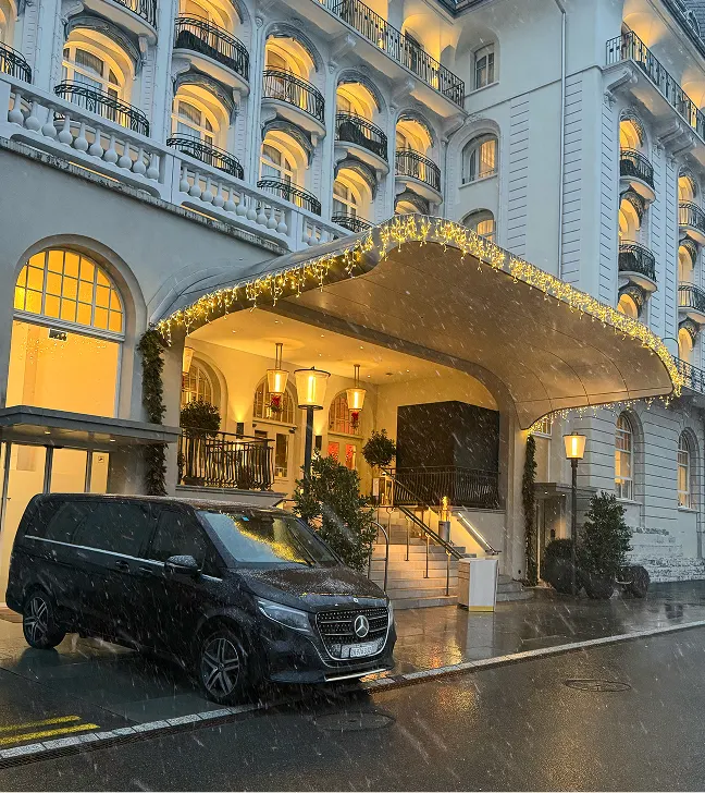 Mercedes-Benz Classe V all’ingresso illuminato di un hotel di montagna, servizio per matrimoni ed eventi Jetlimolux