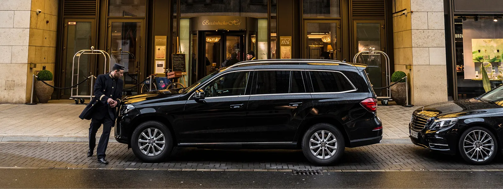Mercedes-Benz Classe V del servizio chauffeur corporate Jetlimolux davanti a un hotel di lusso in Svizzera