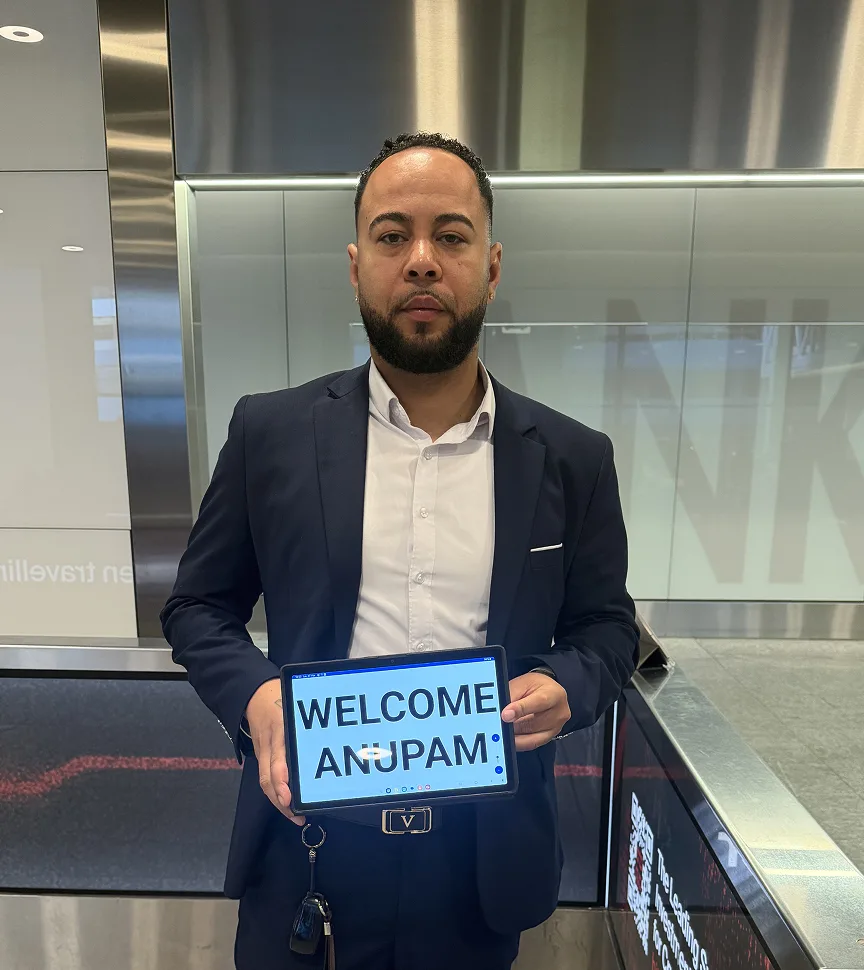Chauffeur VIP Zurigo con tablet di accoglienza in area arrivi aeroporto