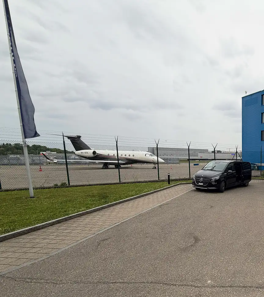 Mercedes-Benz Classe V al terminal dell’aviazione privata di Zurigo con jet privato, transfer VIP Jetlimolux