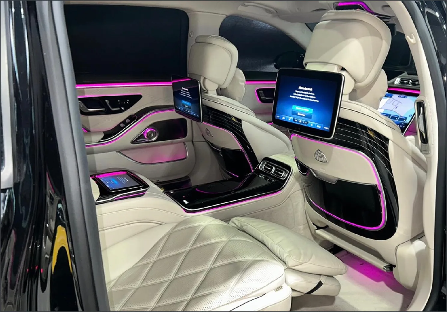 Interni executive Mercedes-Maybach Classe S con poltrone reclinabili e schermi, ufficio mobile del servizio chauffeur Jetlimolux