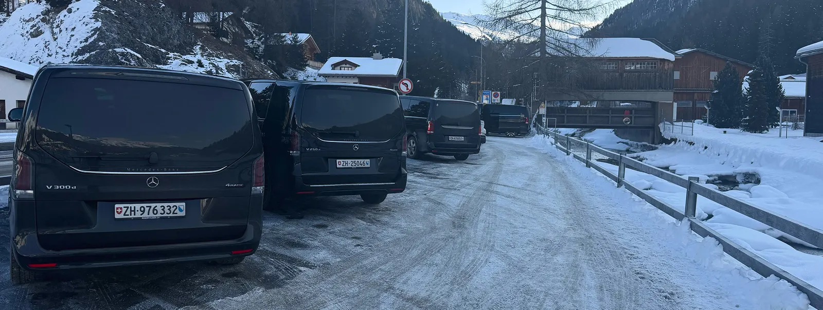 Flotta Mercedes-Benz Classe V su strada alpina innevata verso Davos, trasporto WEF e diplomatico Jetlimolux