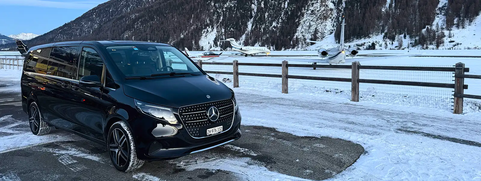 Mercedes-Benz Classe V sul lago ghiacciato di St. Moritz tra le montagne innevate, tour di lusso Jetlimolux in Svizzera