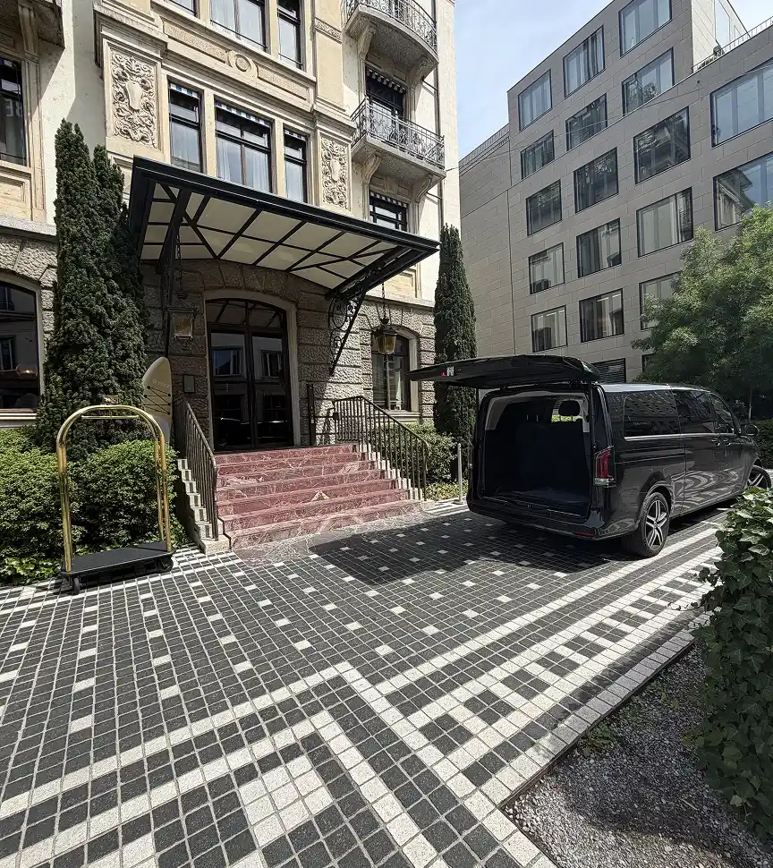 Mercedes-Benz Classe V davanti a un hotel storico belle époque, tour enogastronomico di lusso Jetlimolux tra Svizzera e Nord Italia