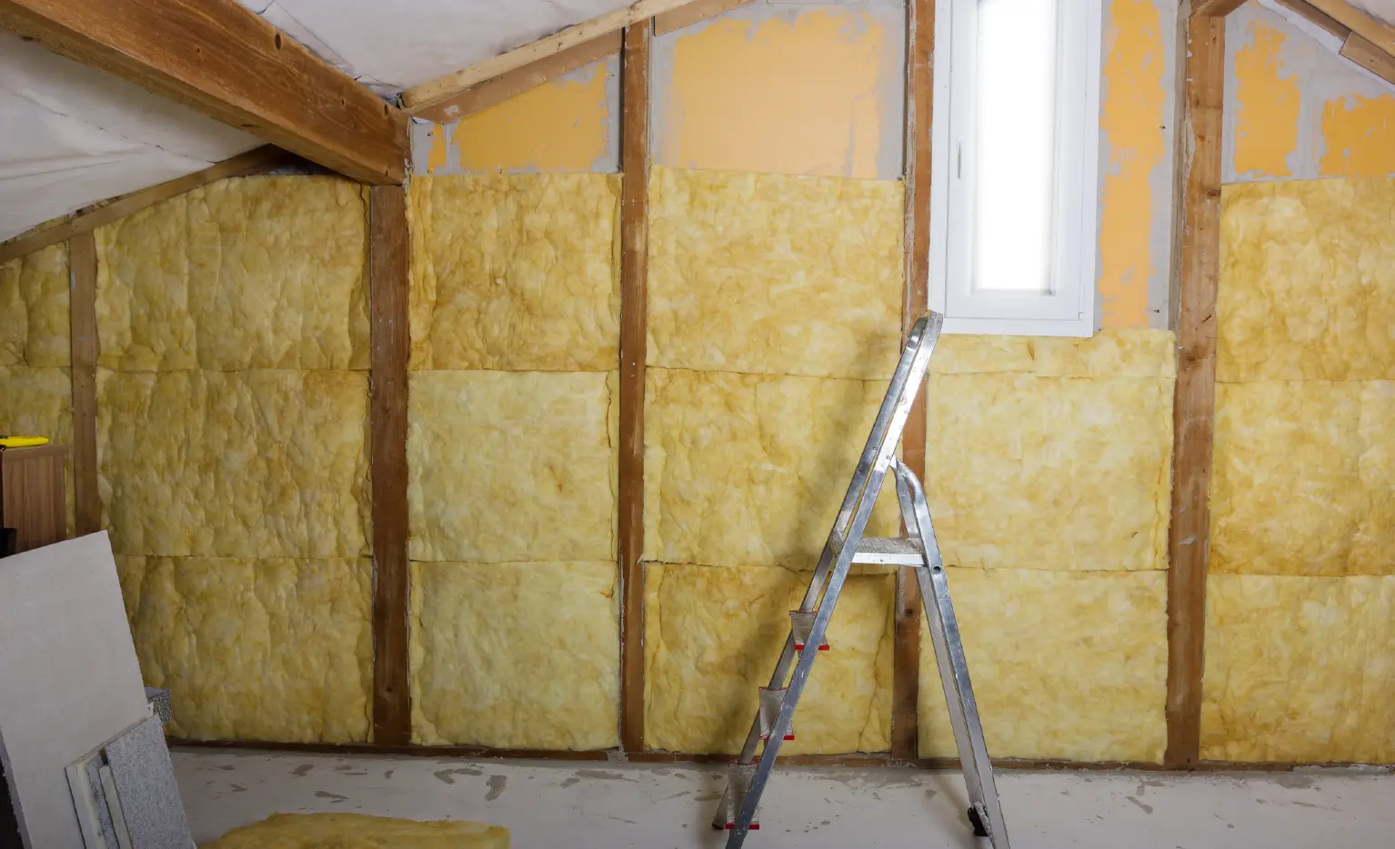 Thermal insulation in an attic with metallic ladder