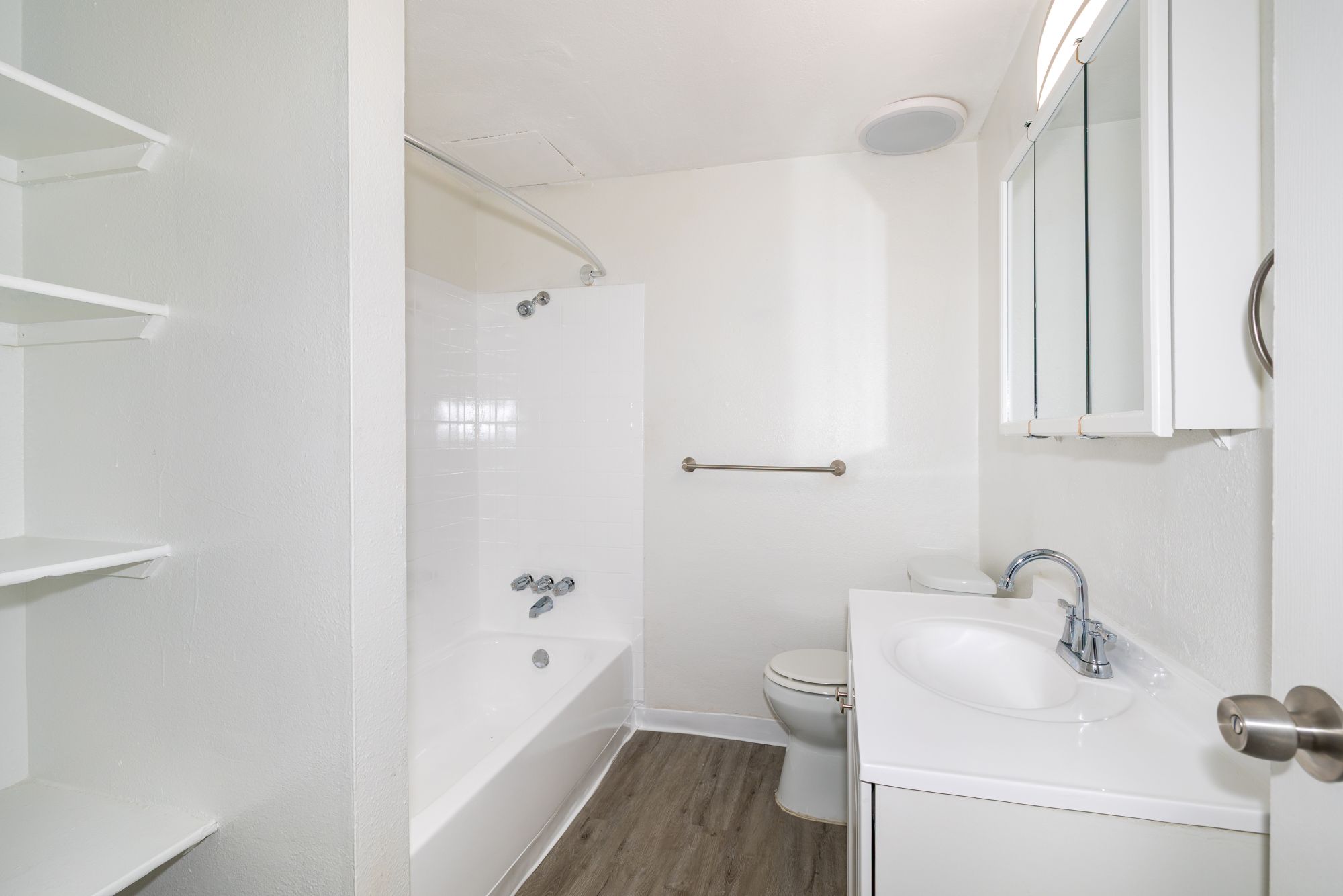 Bathroom with Tub and sink