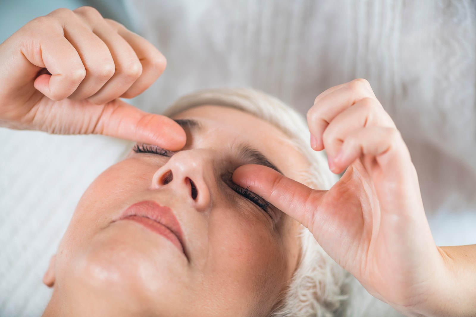 Ayurvedic eye therapy session with the patient lying flat and the eye region prepared for a warm medicated application