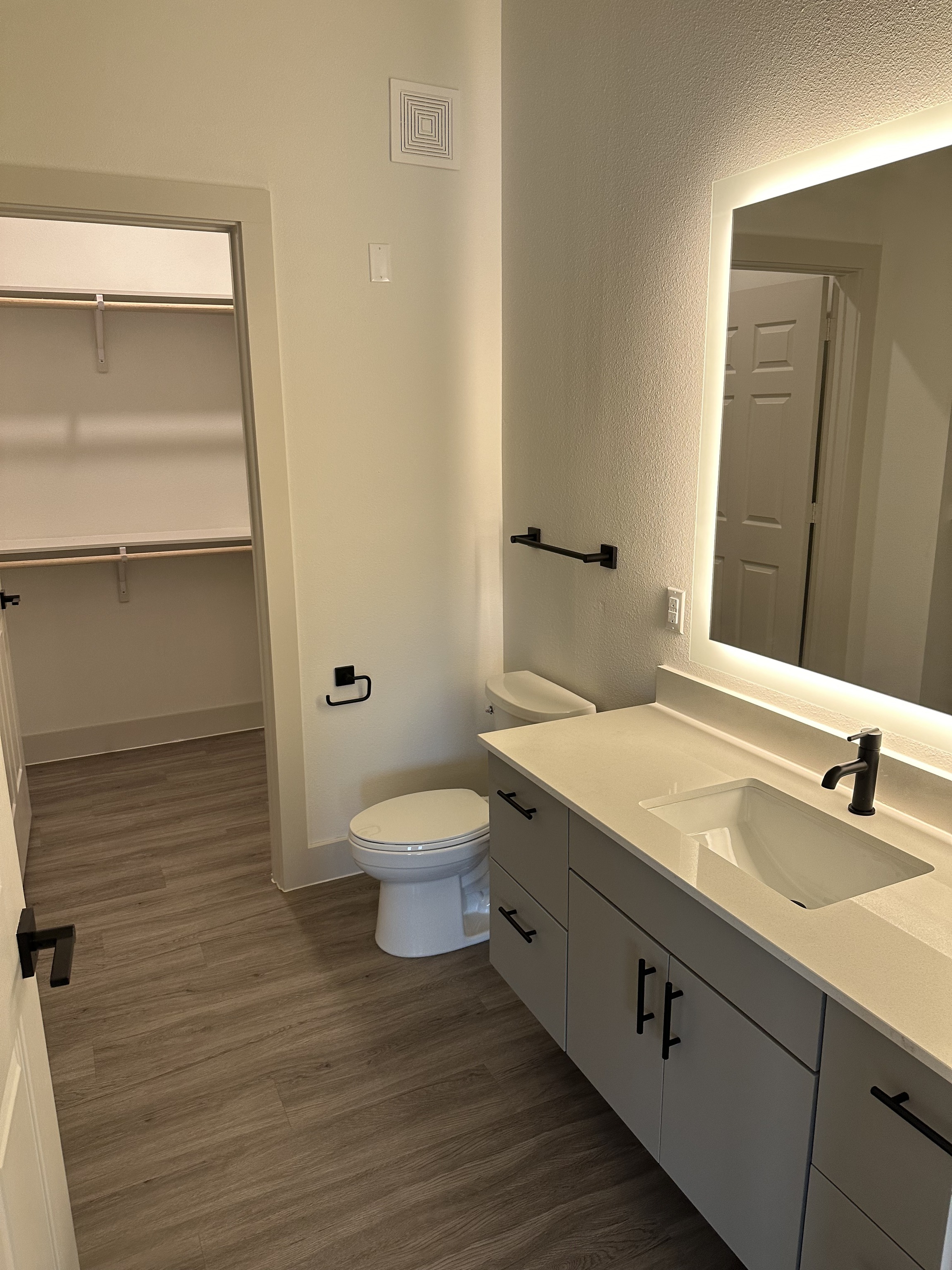 Bath & Walk-In Closet cleaned by Luxe Luxury Cleaning