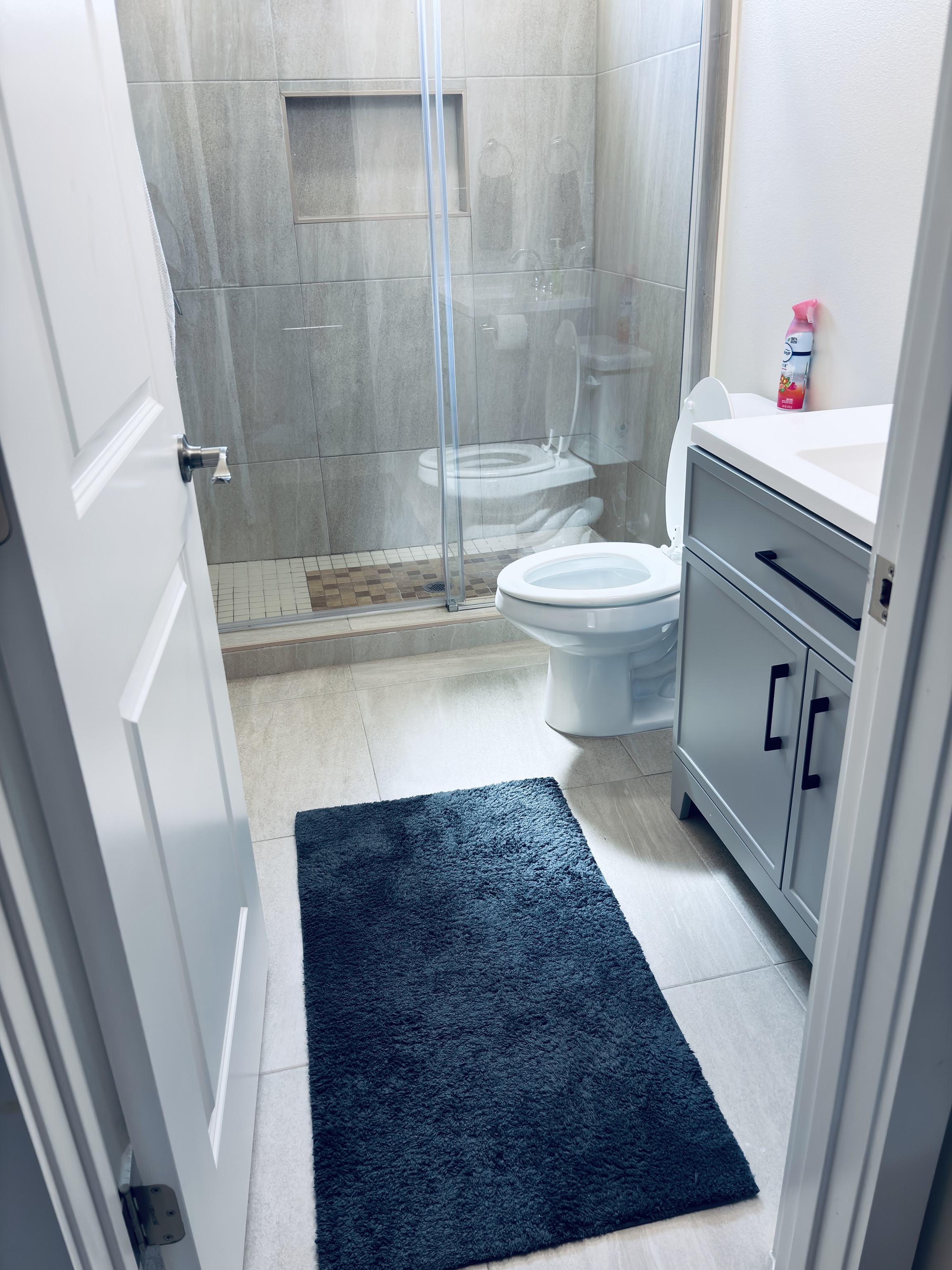 Full Bath cleaned by Luxe Luxury Cleaning