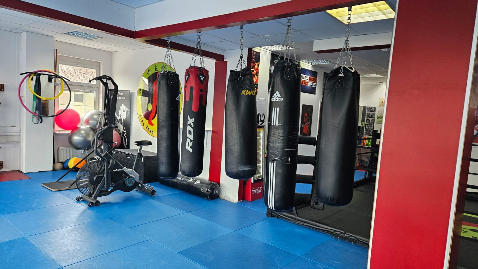 Trainingsfläche mit Boxsäcken im Fight Fit Heilbronn