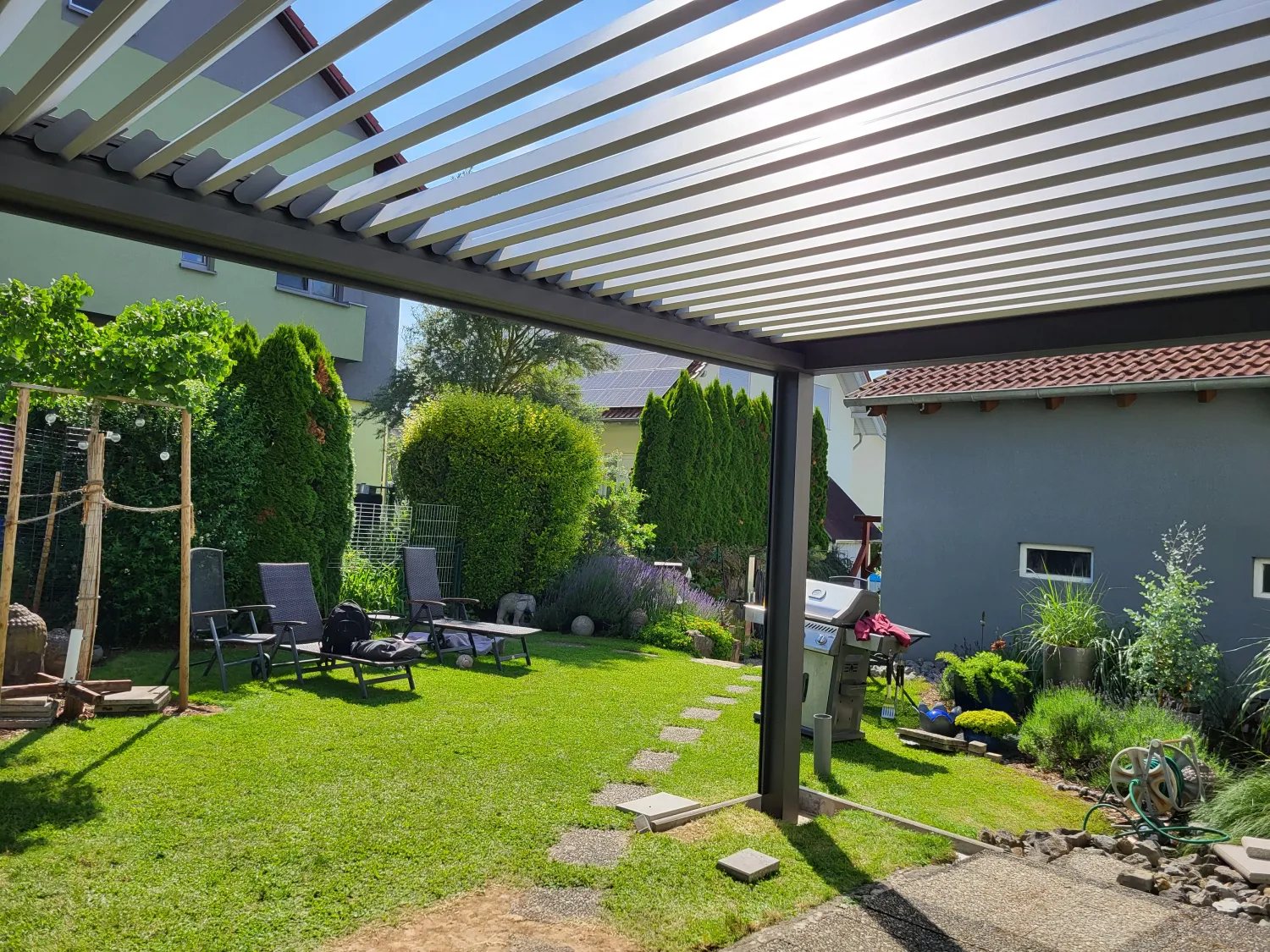 Lamellendach im Garten – Kundenprojekt Metallbau Rath
