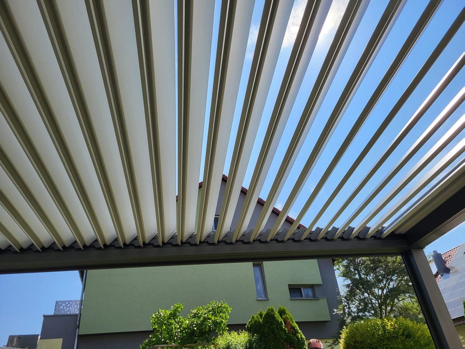 Lamellen eines Terrassendachs von unten – Projekt Metallbau Rath