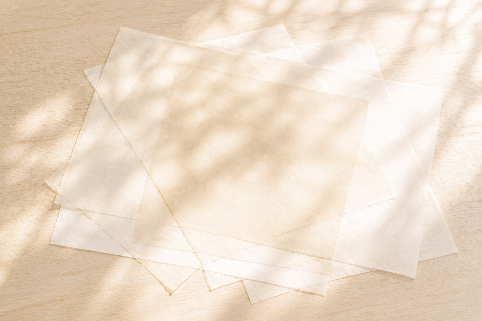 Mehrere transparente Papierschichten übereinander im Streiflicht – Sinnbild für autistische Reizüberflutung