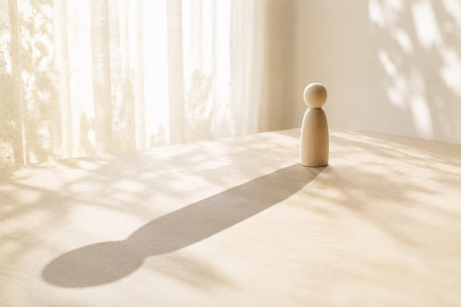 Einzelne Holzfigur mit langem Schatten auf einem Tisch