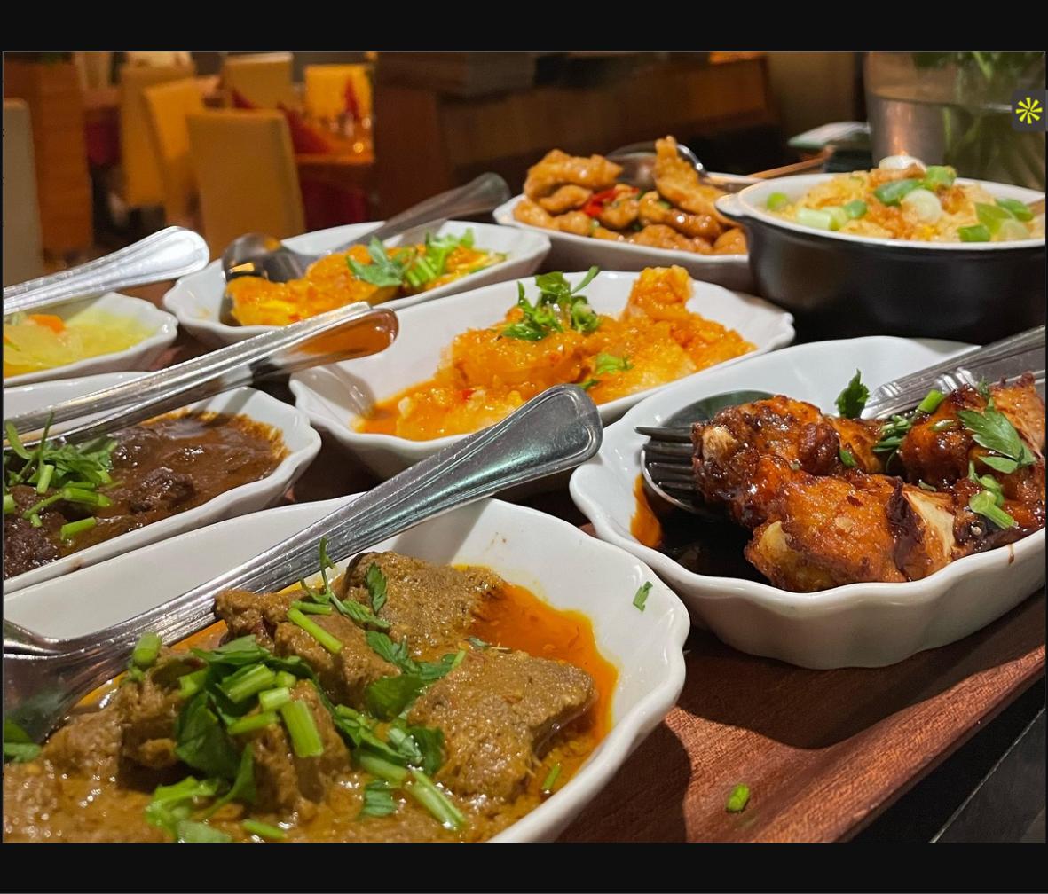 Rijsttafel met diverse Indonesische gerechten in schaaltjes bij Indrapura