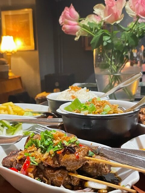 Indonesische gerechten op tafel in restaurant Indrapura