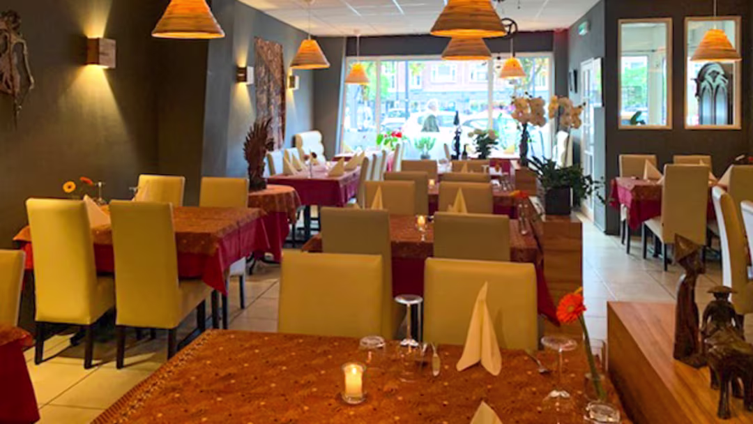 Het interieur van restaurant Indrapura in Rijswijk