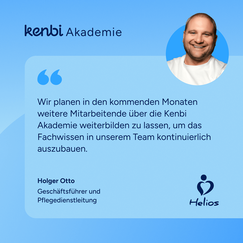 Blauer Hintergrund, Zitat über Weiterbildung von Holger Otto, lächelnder Mann oben rechts, Kenbi Akademie und Helios-Logo.