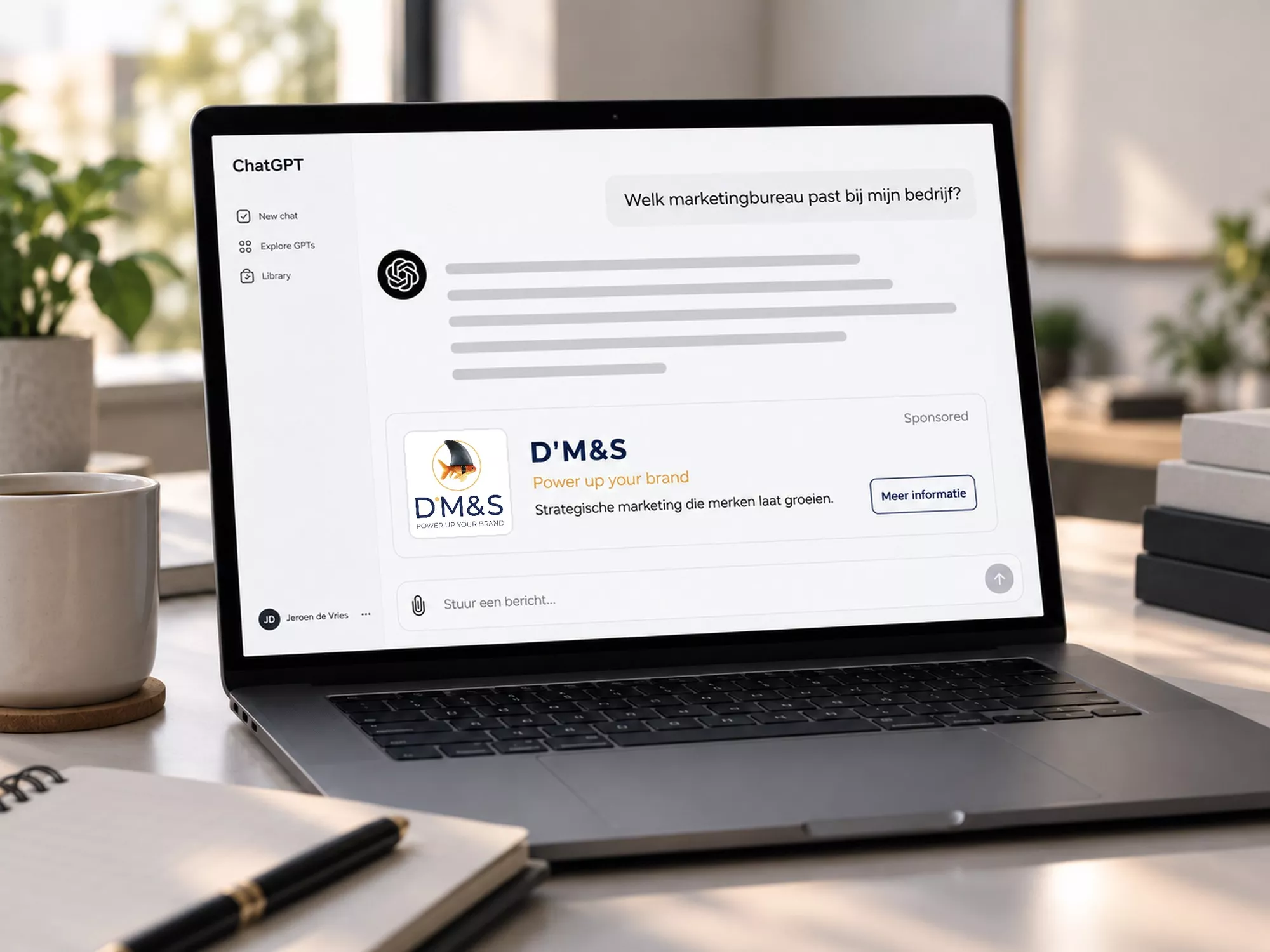 Laptop met ChatGPT-gesprek en daaronder een gesponsorde advertentie van D'M&S met het D'M&S-logo