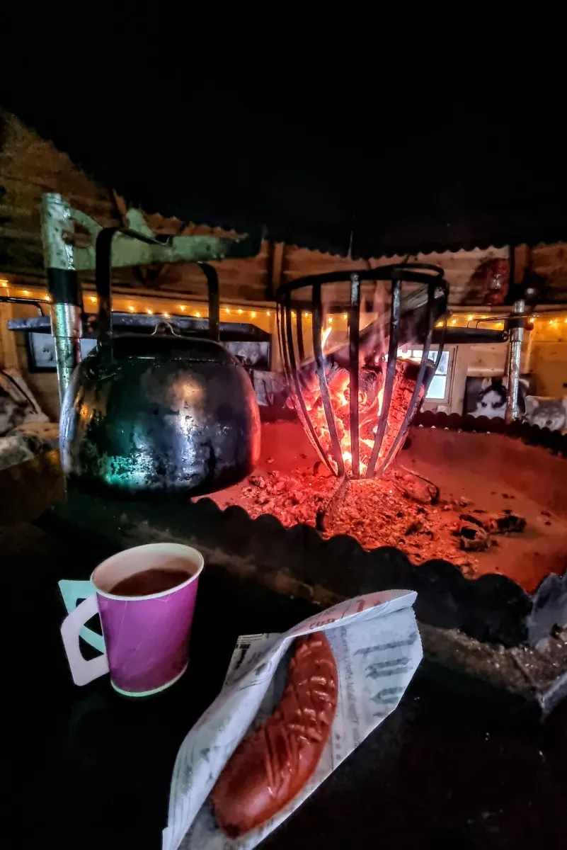 Warm drinks and a campfire break at the Tundra Huskies farm near Levi