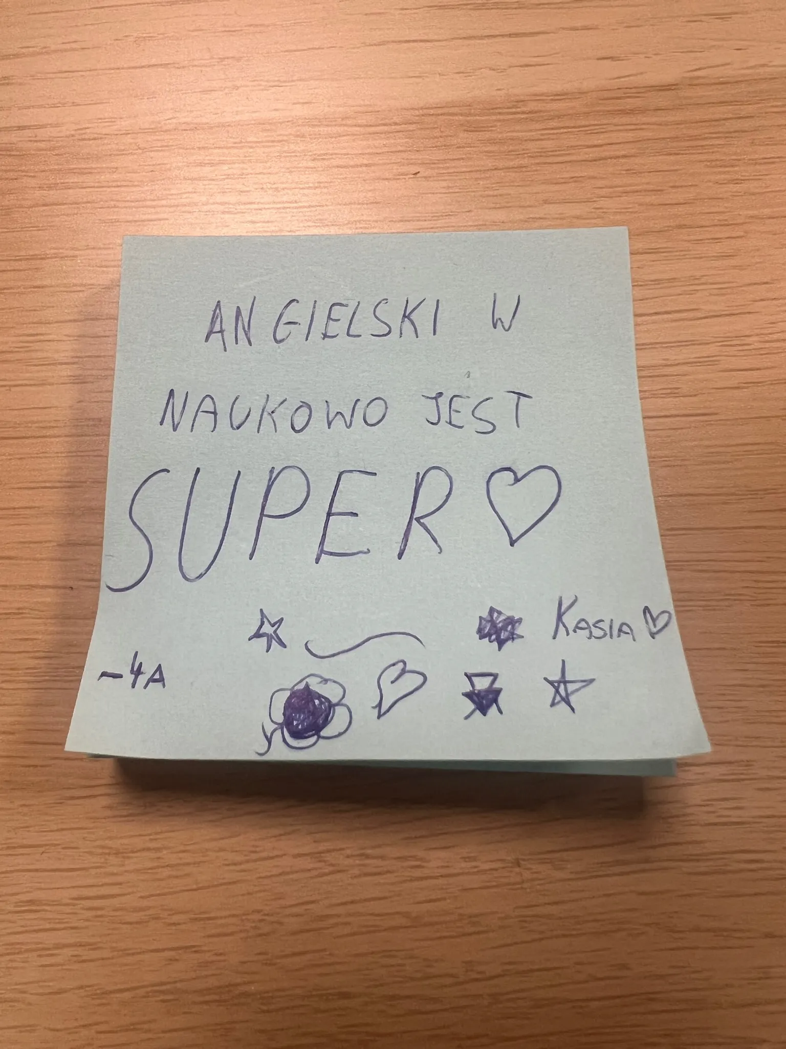 Karteczka z napisem "ANGIELSKI W NAUKOWO JEST SUPER <3"