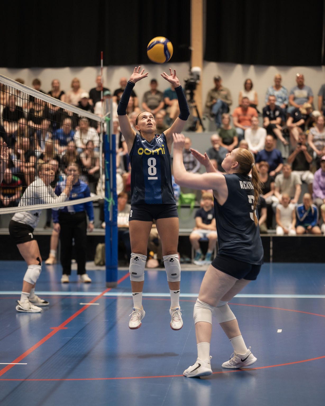 Pelikuva lentopalloottelusta.