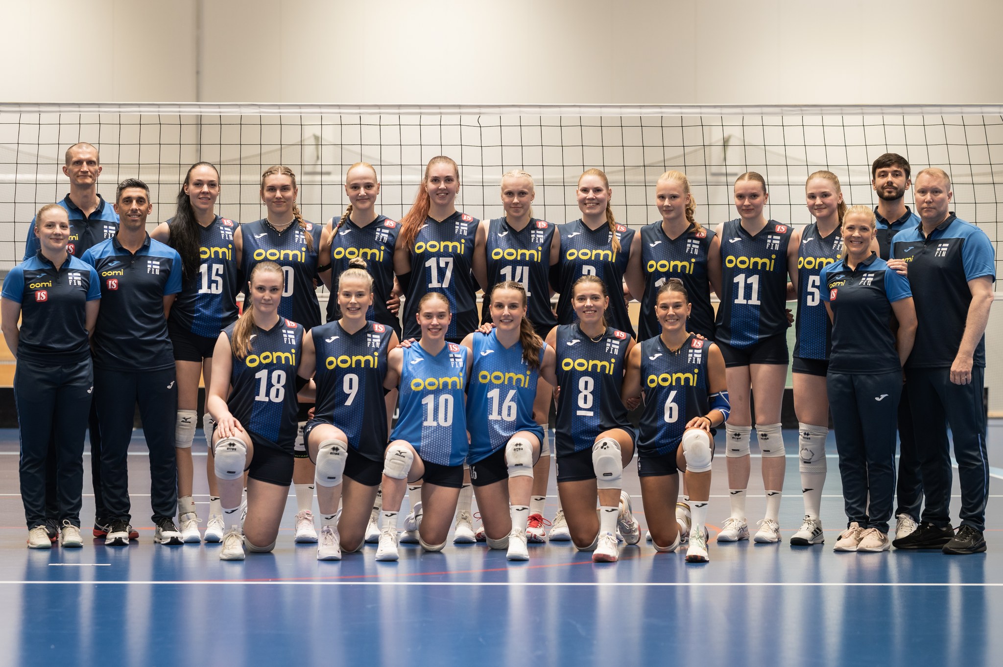 Suomen naisten lentopallomaajoukkue ryhmäkuvassa.