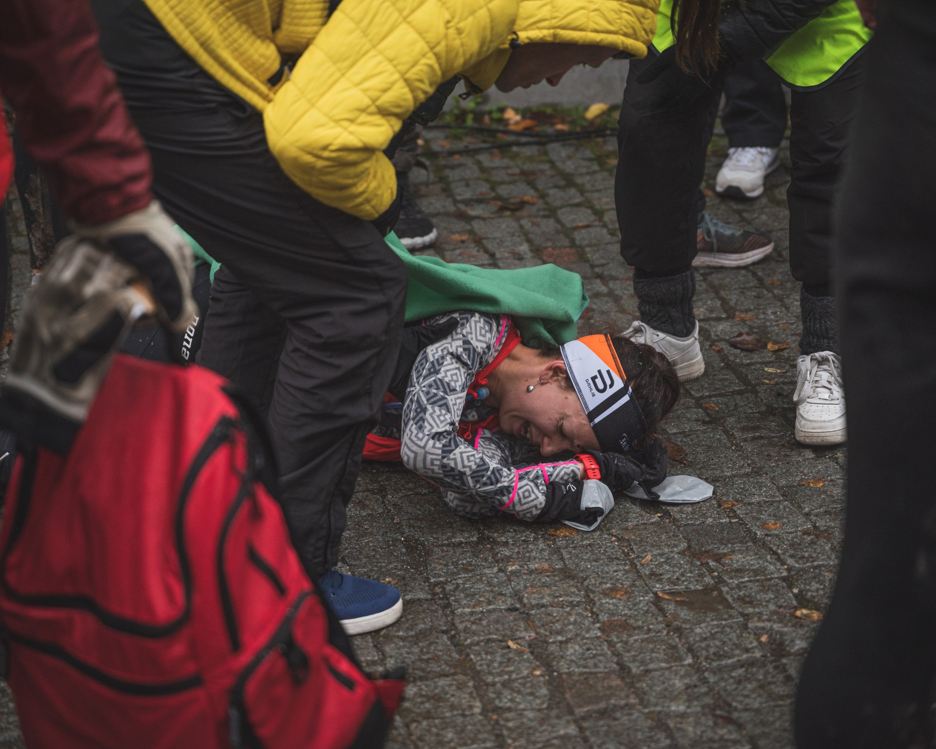 Väsynyt juoksija maalissa taltioituna tunteikkaaseen urheilukuvaan.