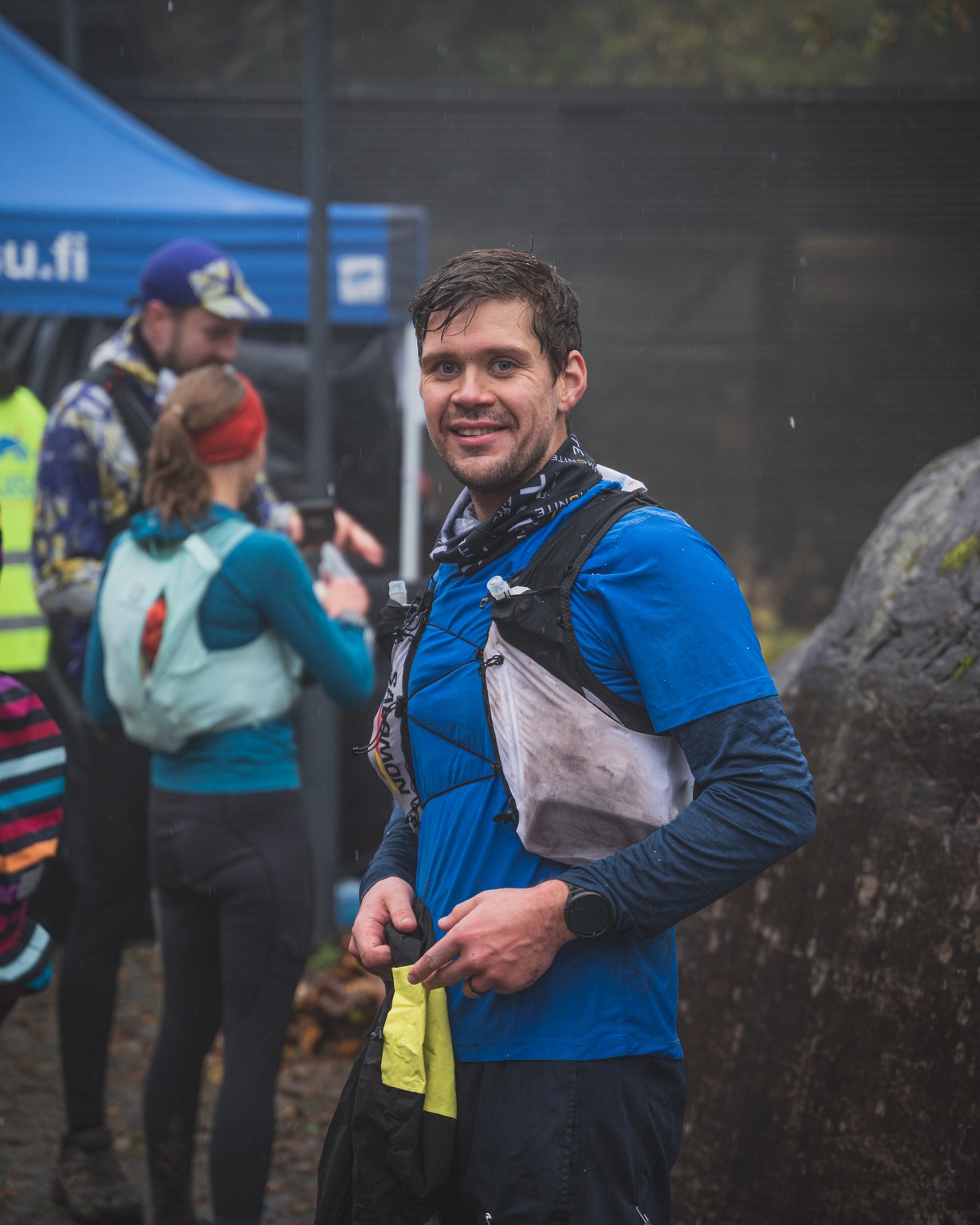 Väsynyt polkujuoksija Vaarojen Maratonin maalissa.