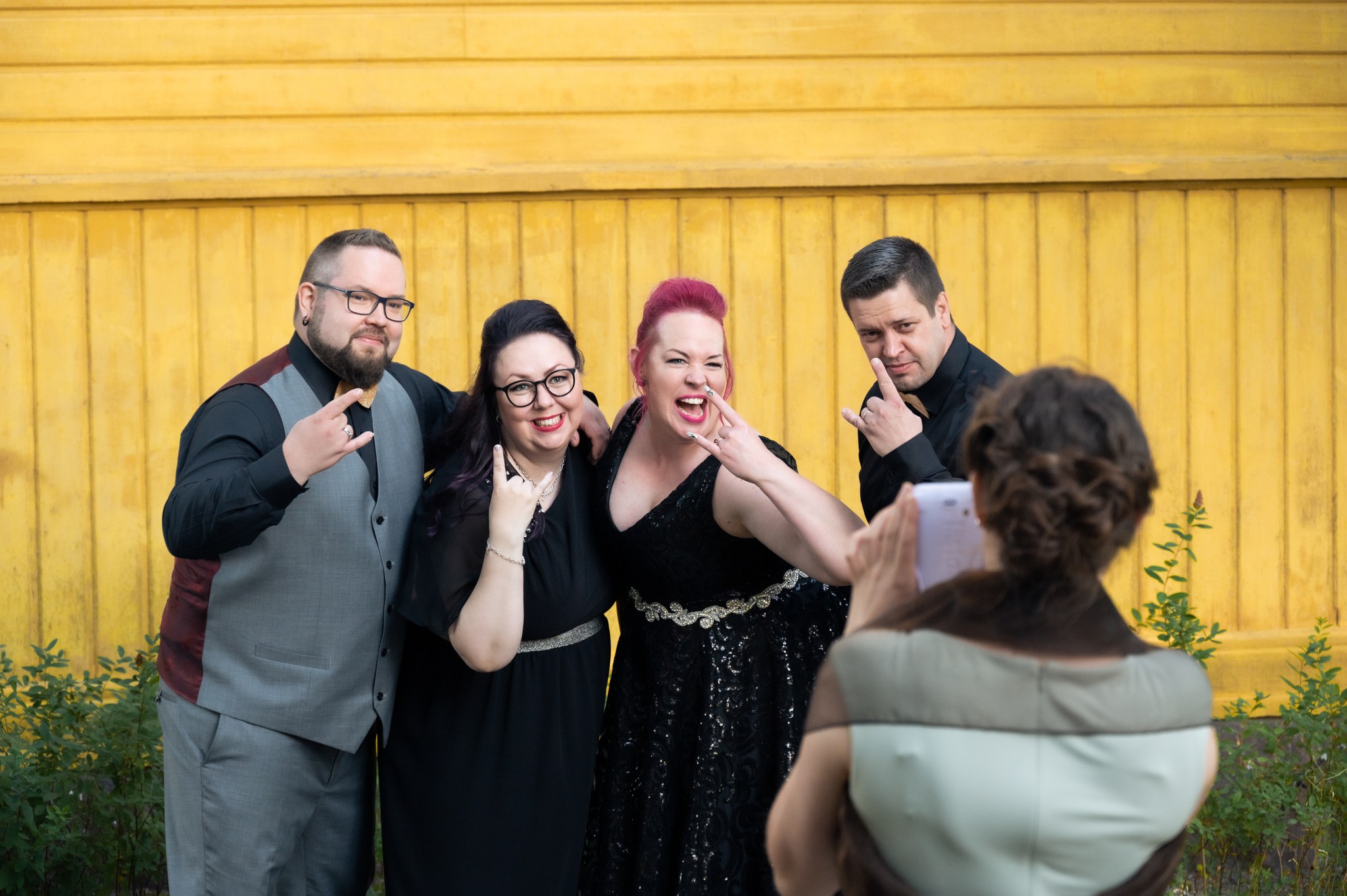 Hääjuhlakuva sulhasesta ja bestmaneista.