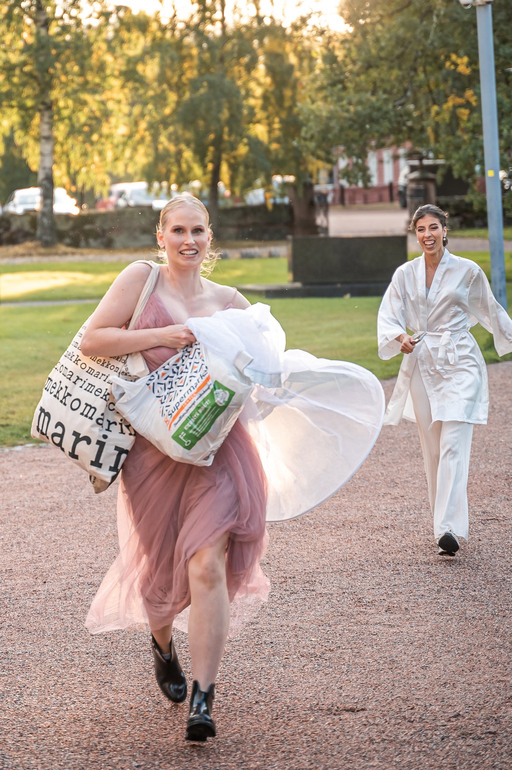 Kaaso kuljettaa häämekkoa kirkon sakastiin.