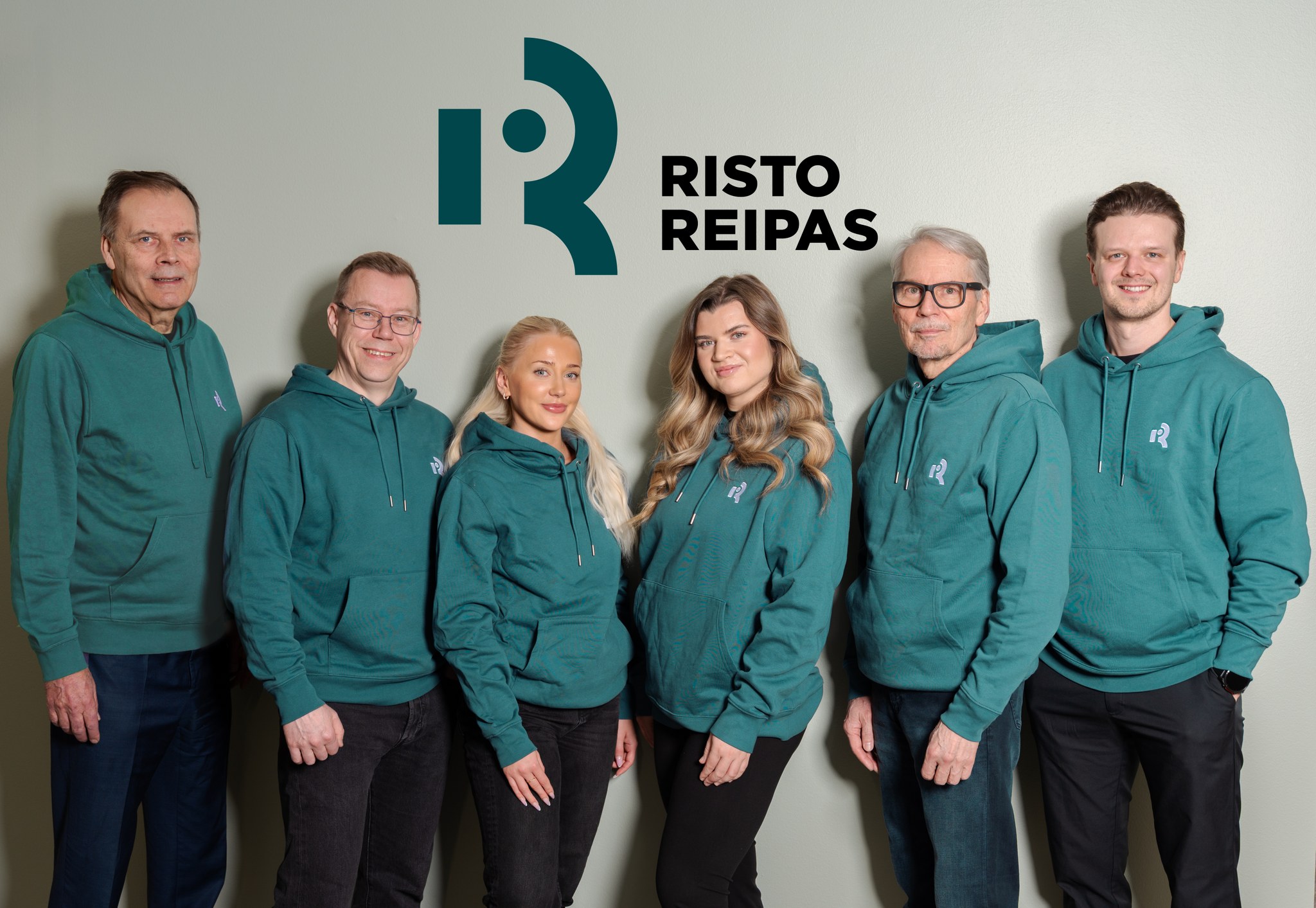 Henkilöstön ryhmäkuva asiakkaan tiloissa.