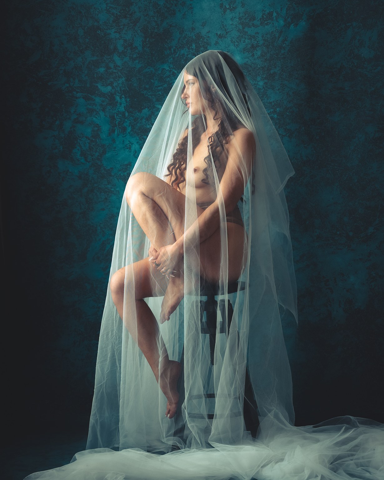 Art nude kuva istuvasta naisesta.